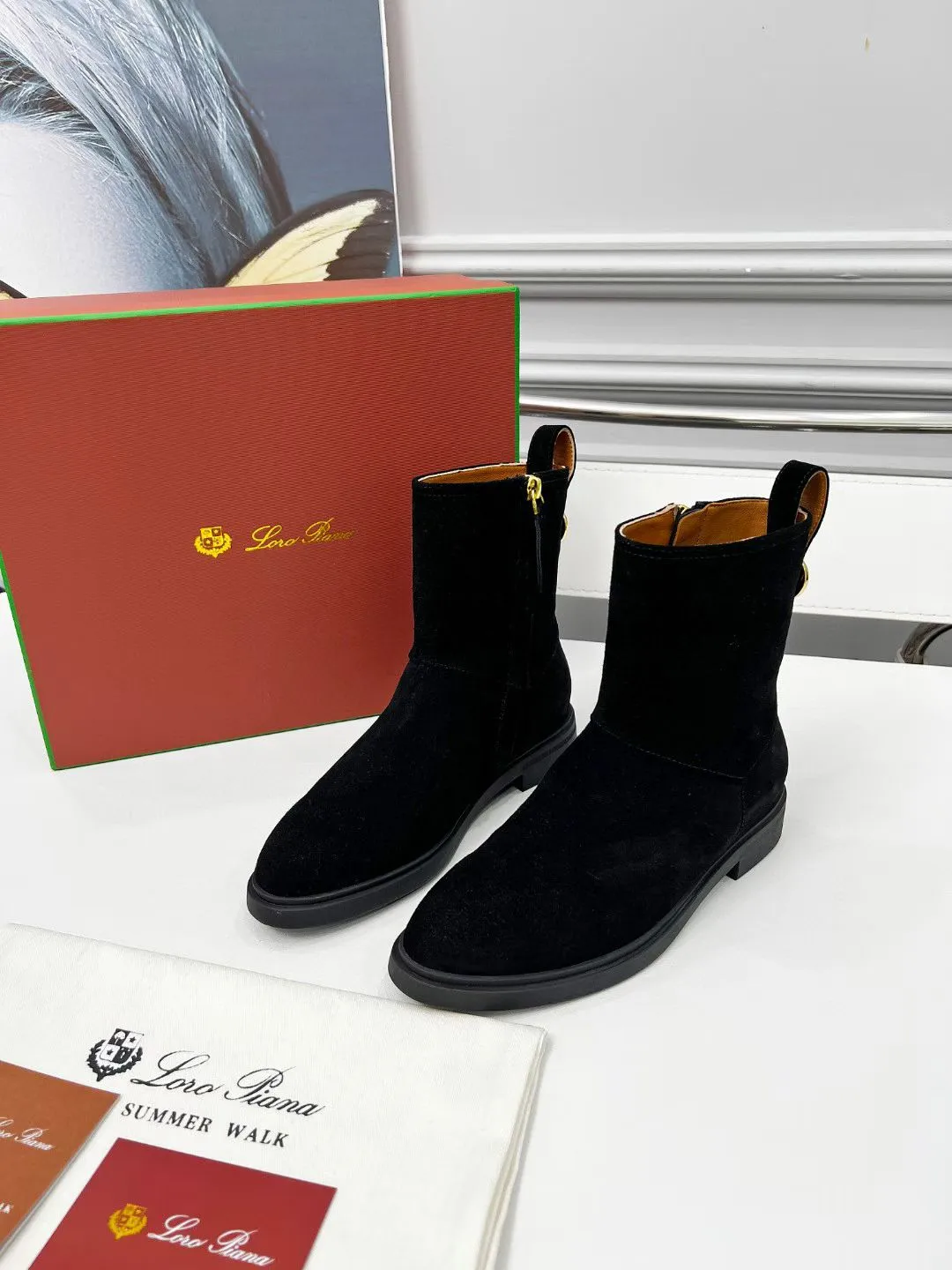 👟👟Ex-factory price 620👟👟 First-layer cow leather, G02 purchasing level WYSIWYG Loro Piana LP 130s new autumn and winter Kilda ankle boots side zipper short boots. This iconic ankle boot is made of waxed cow leather/suede sheepskin material, giving it a rustic and unique retro aesthetic. The casual yet sophisticated style is perfect for urban looks as well as relaxed weekend looks. The sole is Loro Piana non-slip rubber sole. Leather lining, interior zip closure with tonal zip puller at top. Metallic detail at back. Leather ring pull tabs engraved with brand logo One-piece tonal rubber sole Rubber sole with anti-slip LP detail! Upper: Imported calfskin/nubuck leather Inner foot pads: cowhide Sole: Original molded rubber outsole Size: 35-40 (41 is custom-made and cannot be returned or exchanged)